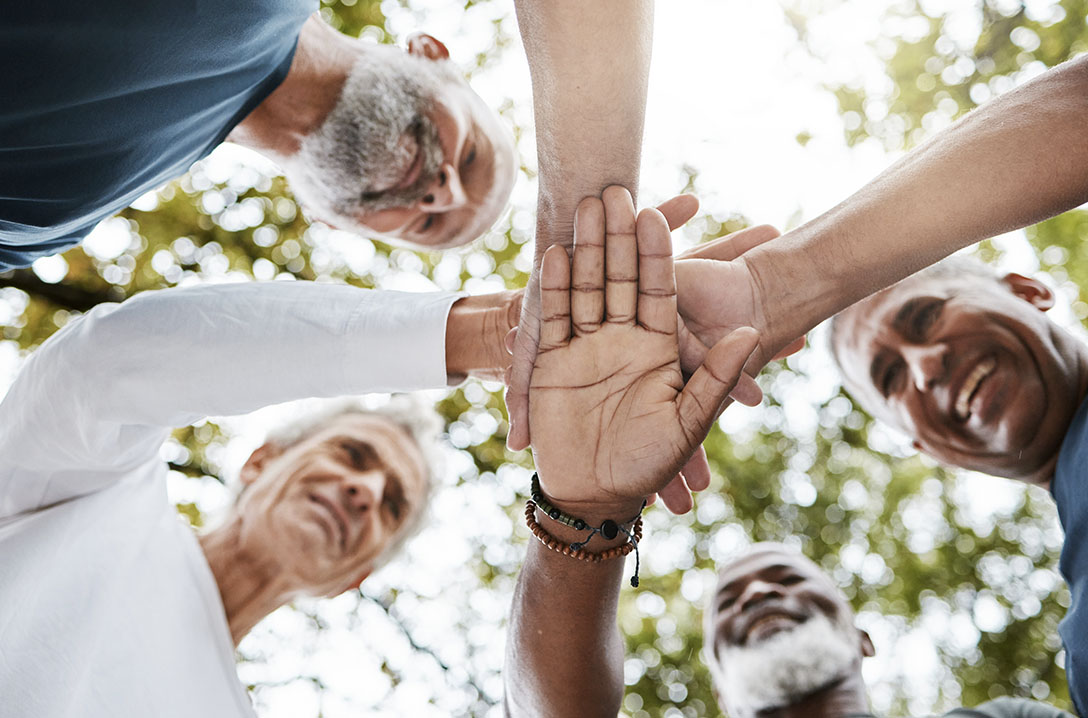 Imagem de homens formando um círculo com as mãos