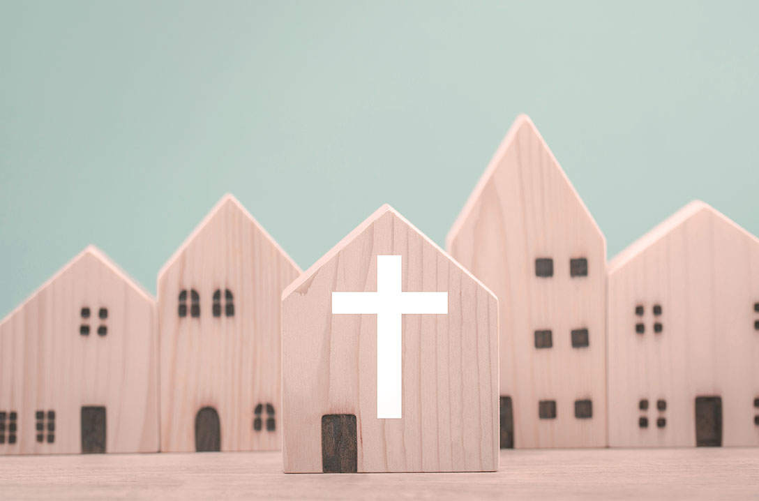 casas e igreja de madeira