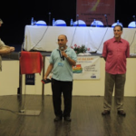 Entrega de cruz da solidariedade e Biblia ao familiares