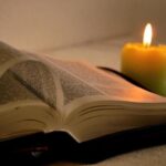 Bíblia e vela