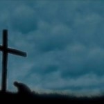 Ajoelhado ao pé da Cruz