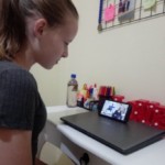 Pessoas e familias assistindo o culto da paroquia em suas casas (1).