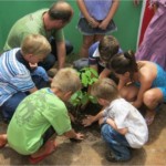 Comunidade plantando na inauguração da sede do Sínodo da Amazônia