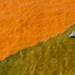 22nov2015---lama-de-barragem-de-mineracao-muda-a-cor-do-mar-do-espirito-santo-na-regiao-do-distrito-de-regencia-em-linhares-a-lama-percorreu-o-leito-do-rio-doce-ate-a-sua-foz-apos-o-rompimento-de-uma-1448225250106_956x