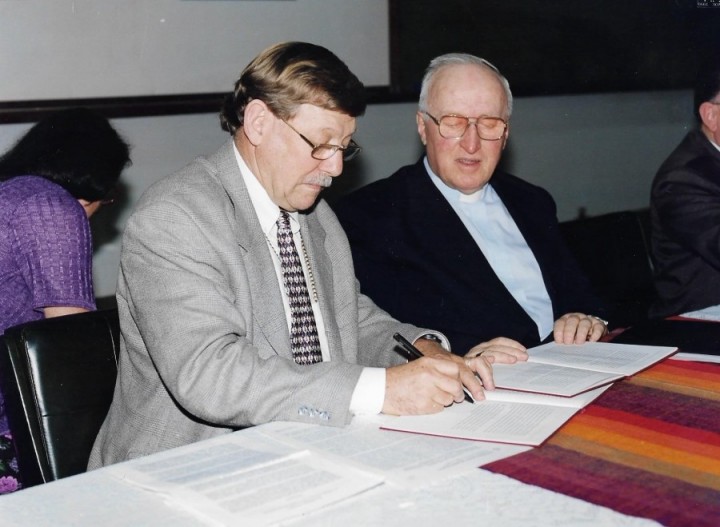 Assinatura conjunta em Brasília - Cerimônia do CONIC - Pastor Huberto Kirchheim e Bispo Dom Jayme Chemello