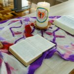 Bíblias e vela sobre a mesa