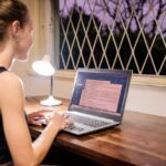 Estudante utilizando um notebook