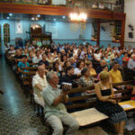 Comunidade reunida em culto