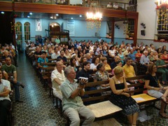 Comunidade reunida em culto