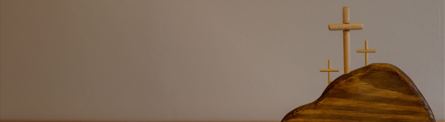 Imagem com três cruzes