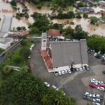 Pátio da Igreja abriga carros de revendedoras e de vários vizinhos