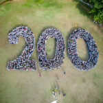 CONGRENAJE - Foto com o numeral 200 formado por pessoas jovens