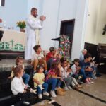 astor Gérson Acker com as crianças no templo de Nova Friburgo