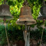 Três sinos em um mosteiro da ilha de Creta